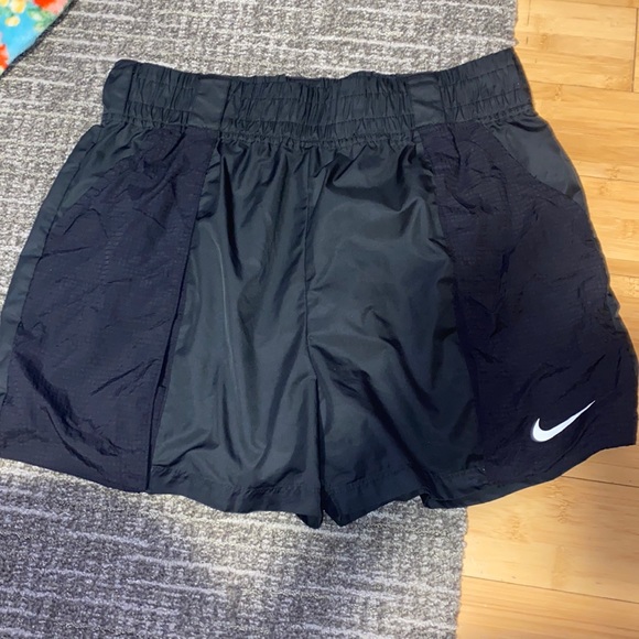 2 Nike shorts size XL - Picture 3 of 10